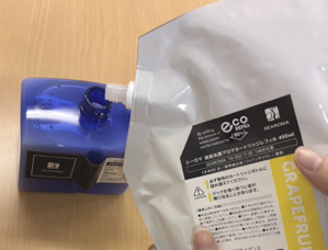 カートリッジへ詰替えをしている